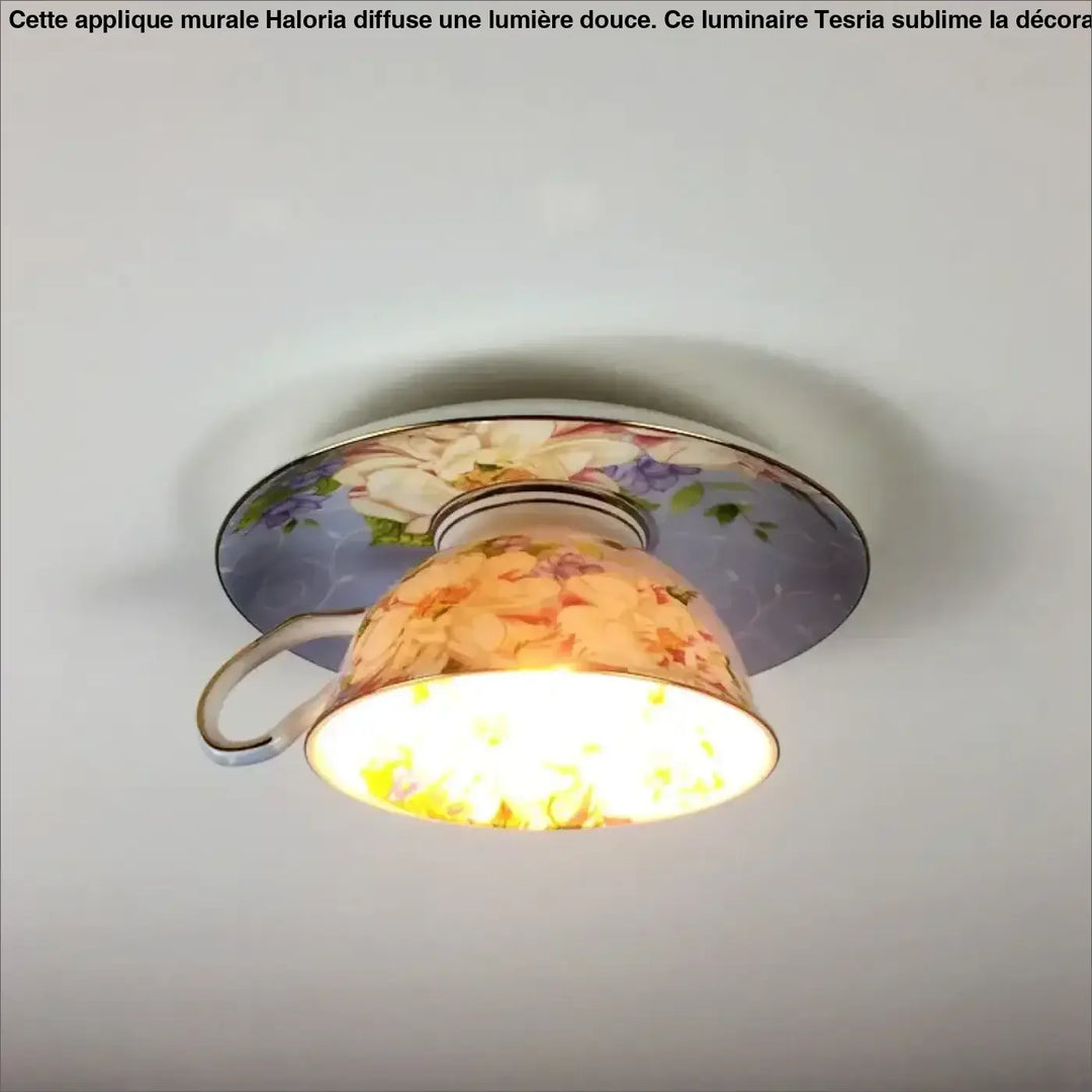 Luminaire plafonnier design ancien en porcelaine avec lumière douce et motifs floraux pastel sur fond lavande