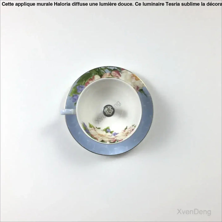 Luminaire plafonnier tasssy avec design ancien en porcelaine bleu pastel et lumière douce aux motifs floraux délicats