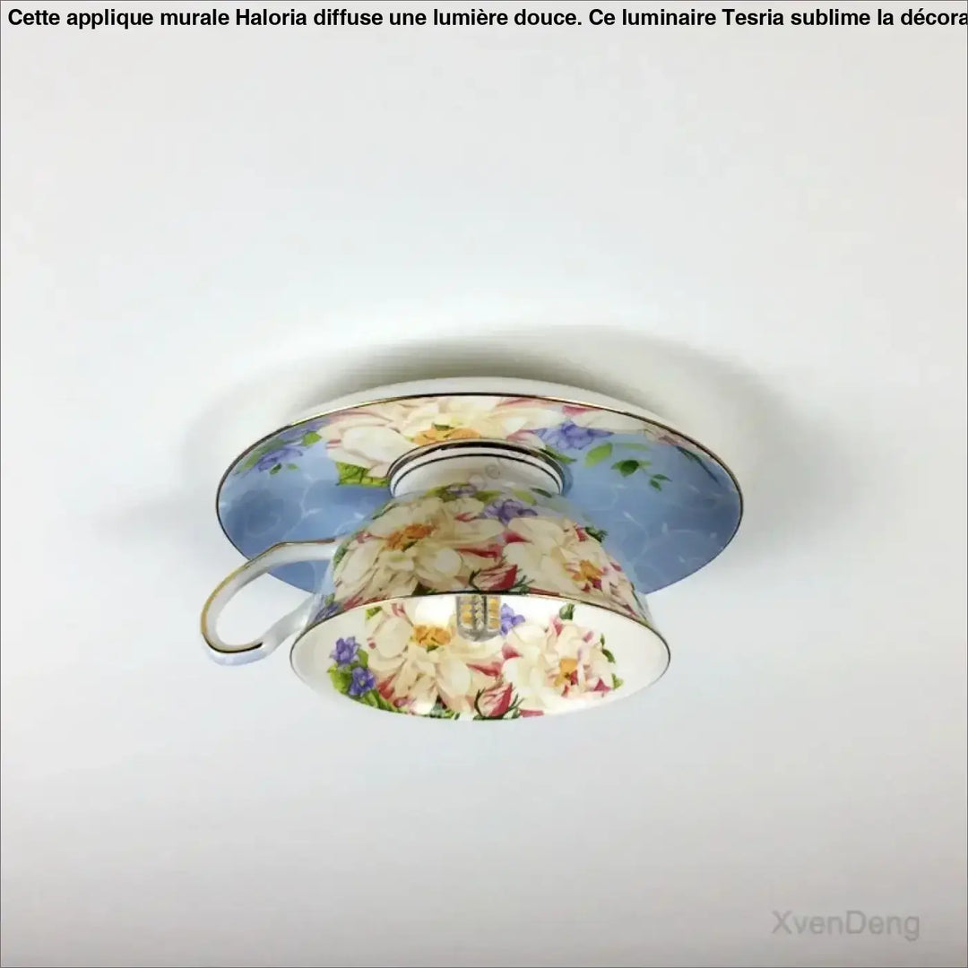Luminaire plafonnier tassy en porcelaine avec motifs floraux doux en blanc, lavande et or pour une lumière douce design ancien