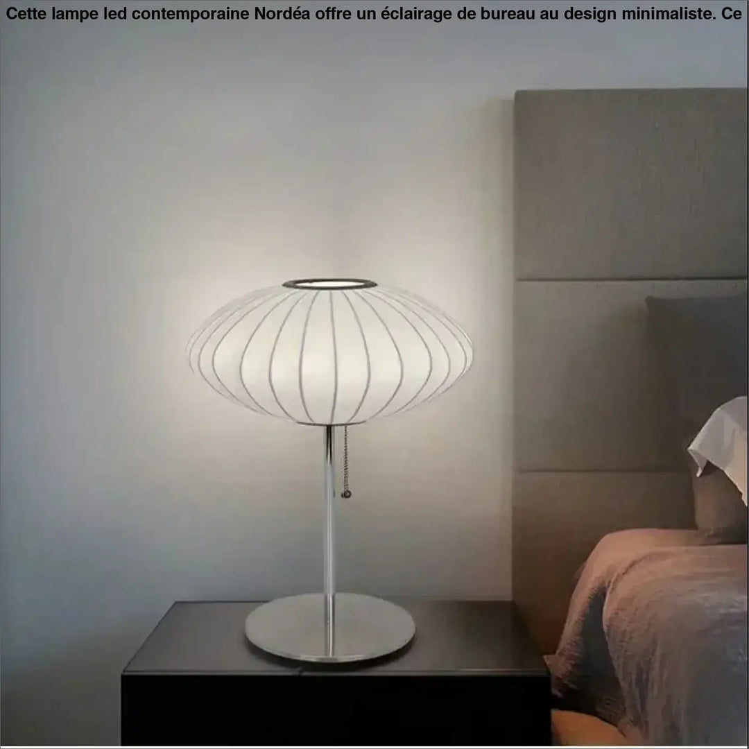 Lampe de table plissy avec pied métal argenté et abat-jour en verre cannelé pour une décoration intérieure sculpturale