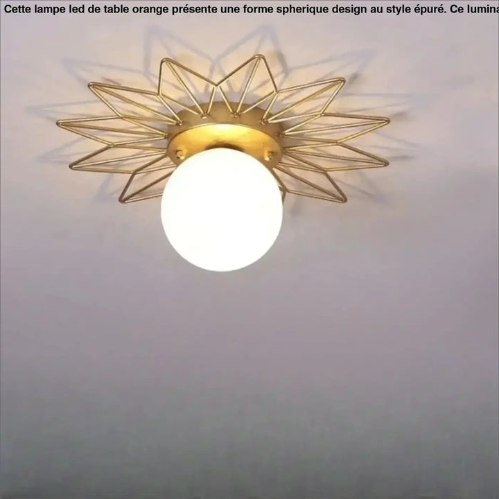 Plafonnier design spika en métal doré avec lumière étoilée et globe en verre dépoli pour un intérieur élégant