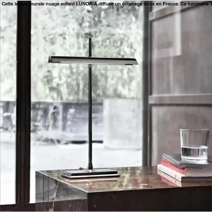 Lampe de table streem design moderne avec base chromée et ombre vitrail sur tige verticale élégante en chrome poli