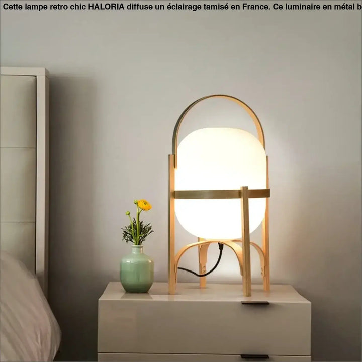 Lampe de table luna avec abat-jour sphérique blanc chaud sur structure métallique dorée pour décoration intérieure style japonais lumière apaisante