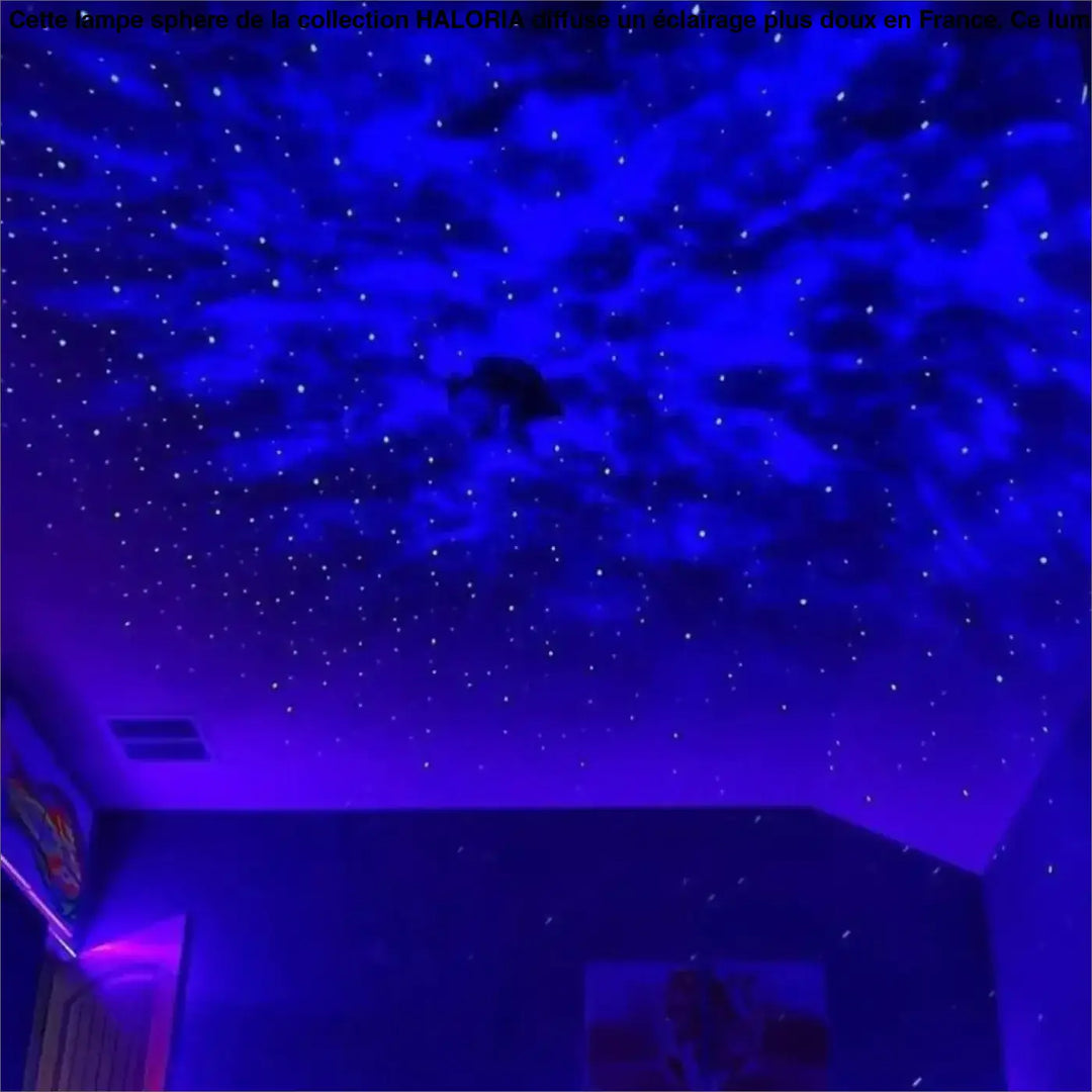 Lampe sphere de la collection Haloria avec plafond étoilé bleu et motifs nuageux sombres intégrés pour table d’appoint