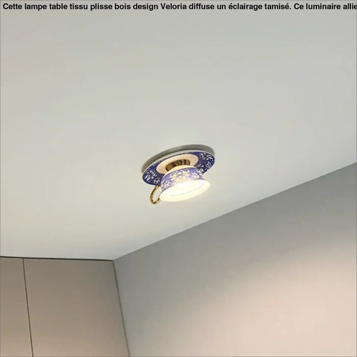 Luminaire plafonnier cafelia en porcelaine bleue et blanche en forme de tasse à thé avec accents métalliques dorés