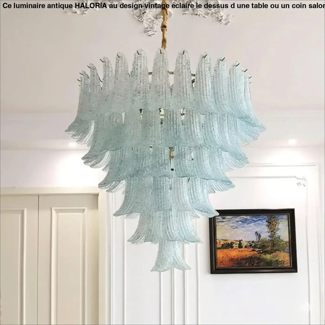 Suspension luminaire dicy avec pétales en verre soufflé bleu translucide et chaîne dorée dans un style art déco