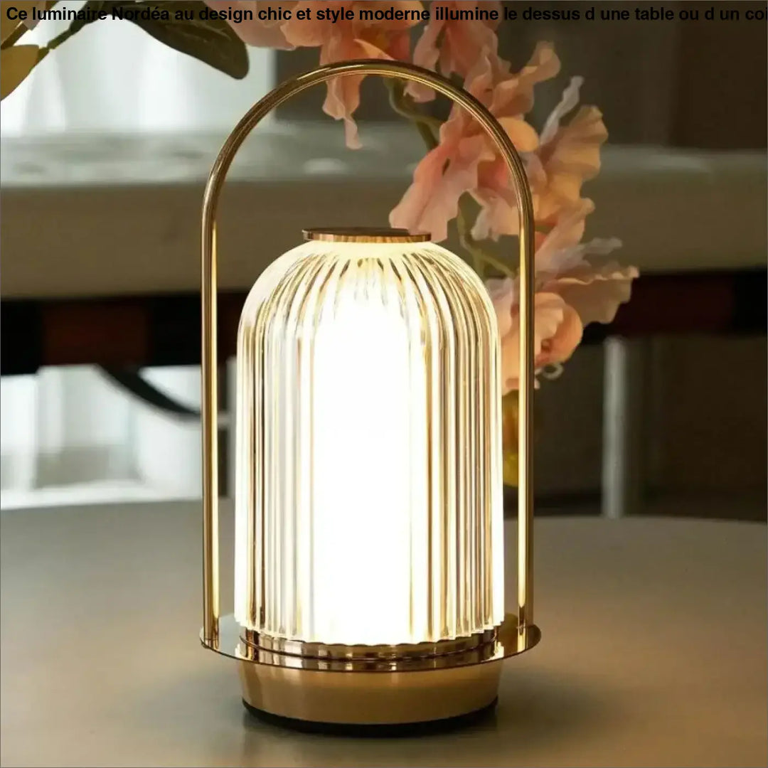 Lampe de chevet miu en verre côtelé doré avec cadre métallique design élégant apporte une présence lumineuse raffinée