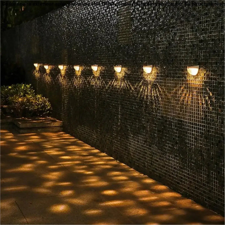 Luminaire exterieur acier galvanise haloria éclairant un mur en mosaïque avec des lumières encastrées ton chaud moderne