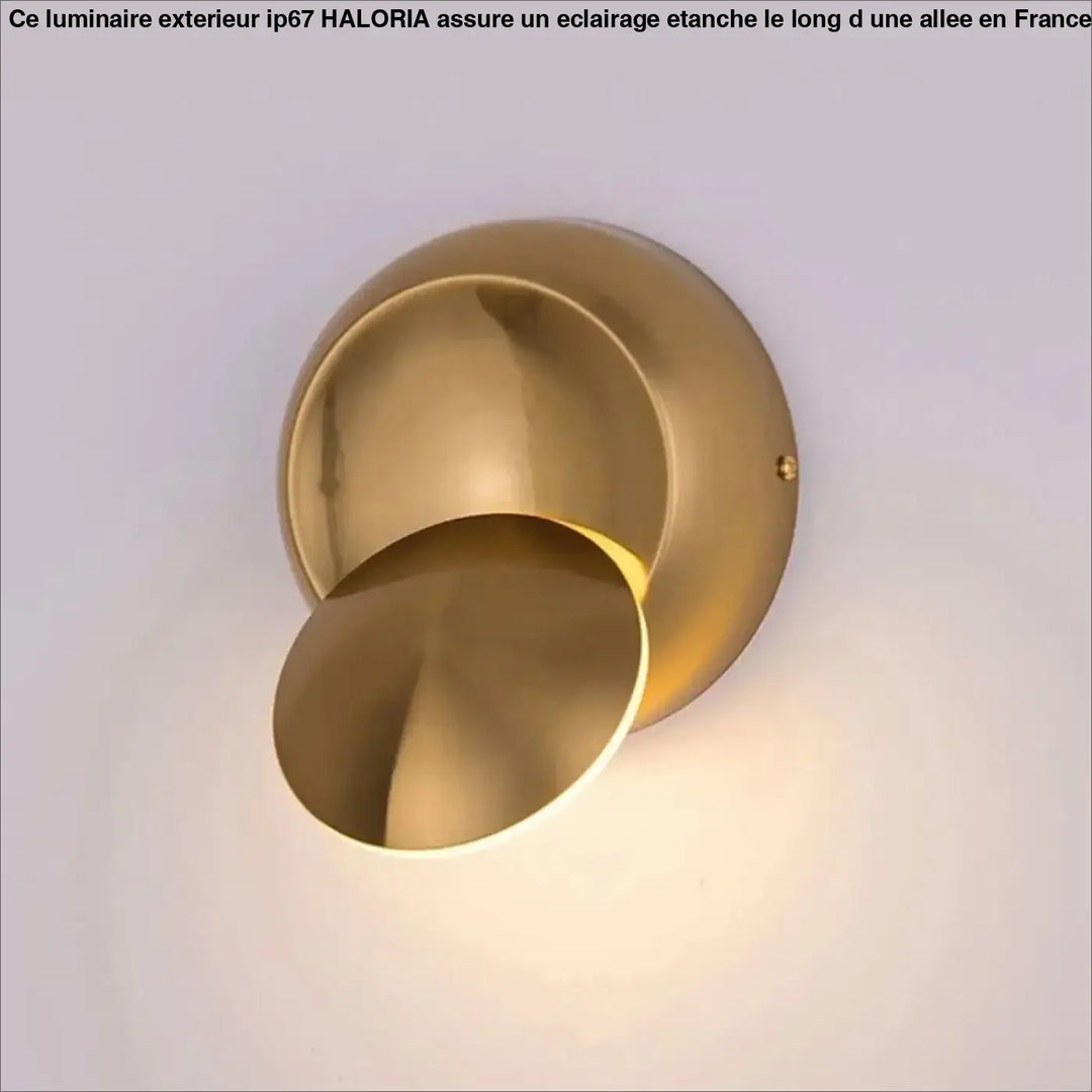 Luminaire exterieur ip67 haloria en laiton brossé avec deux abat-jours circulaires superposés diffusant une lumière chaude