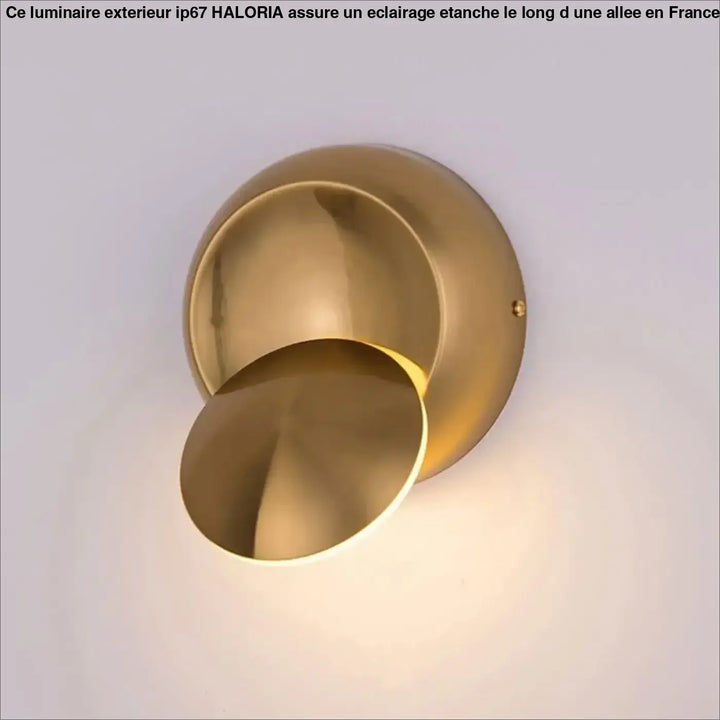 Luminaire exterieur ip67 haloria en laiton brossé avec deux abat-jours circulaires superposés diffusant une lumière chaude