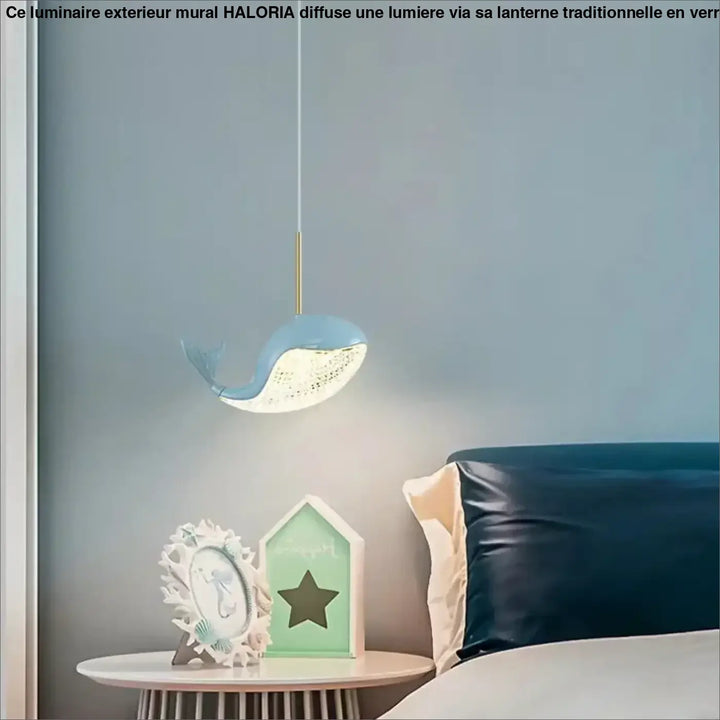 Suspension luminaire baleine aquara en forme de baleine bleu clair avec dessous perforé blanc et tige dorée