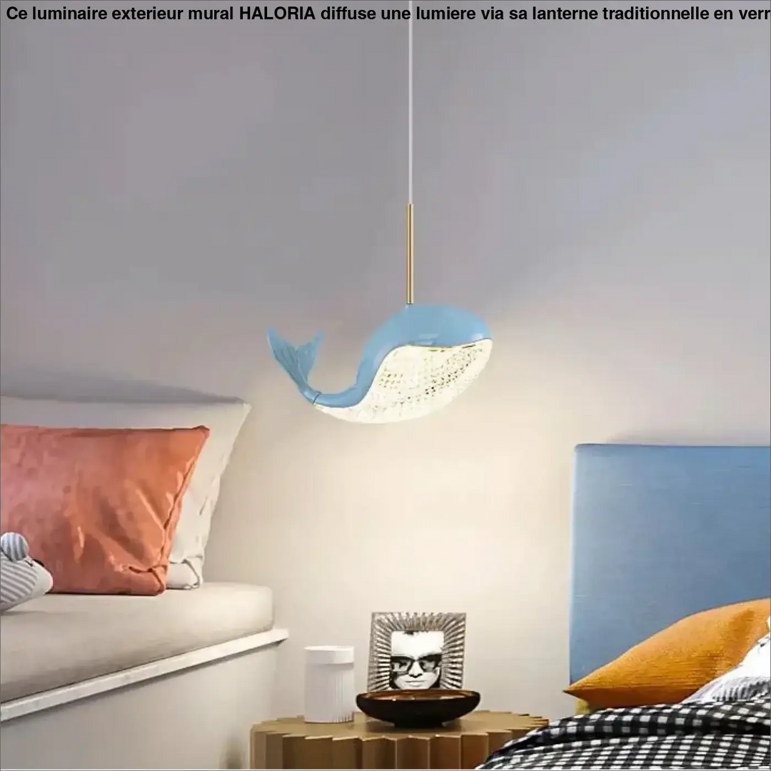 Suspension luminaire baleine aquara bleu clair avec dessous blanc texturé et tige suspendue dorée