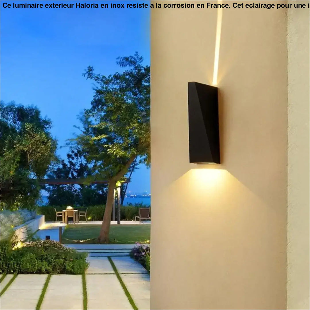 Luminaire extérieur noir rectangulaire en métal anti-rouille HALORIA avec design moderne diffusant une lumière chaude long d’une allée