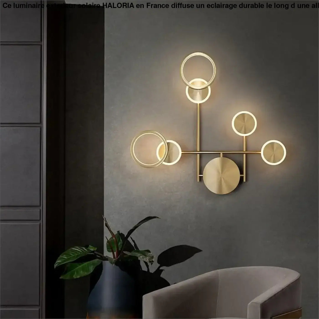Luminaire exterieur solaire haloria or sconce murale dorée moderne avec design géométrique et disques lumineux entrelacés