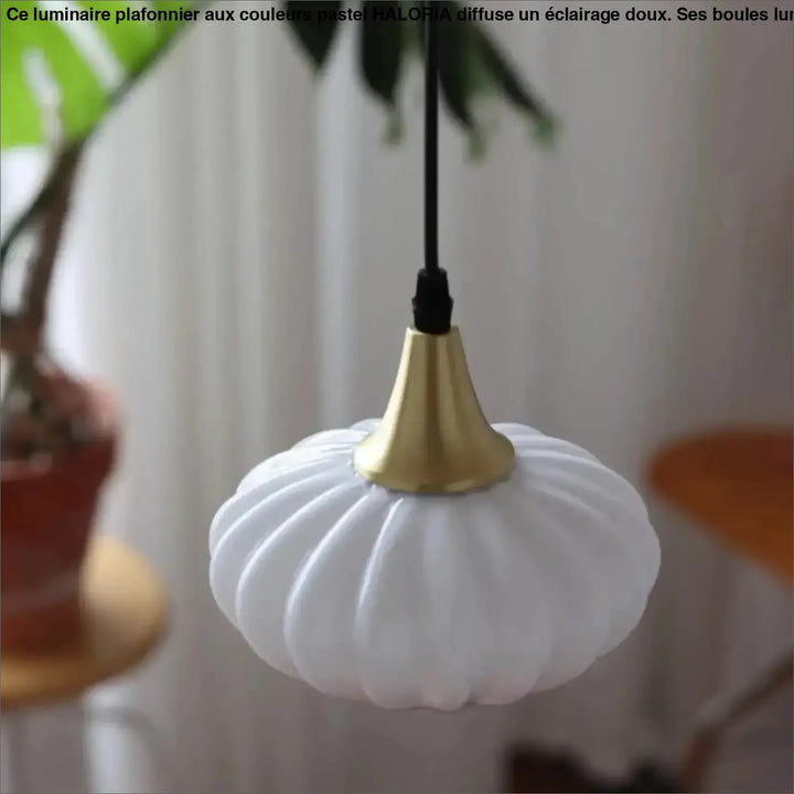 Suspension luminaire scandi en verre opalin blanc nervuré avec fixation métal doré et lumière douce suspendue par câble noir