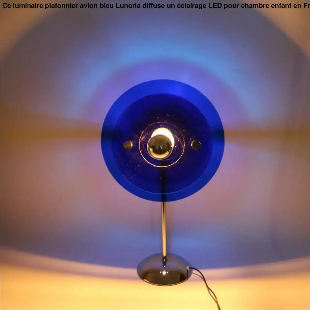Lampe de table zyna avec abat-jour en verre bleu cobalt et base en chrome poli disponible dans notre shop