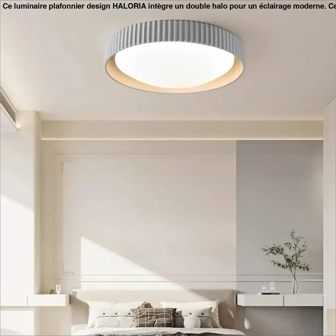 Luminaire plafonnier stria en design circulaire avec anneau gris cannelé et éclairage blanc diffus pour reliefs graphiques