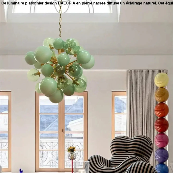 Suspension luminaire blast avec orbes en verre vert translucide autour d’un support en laiton, lumière douce facile à entretenir