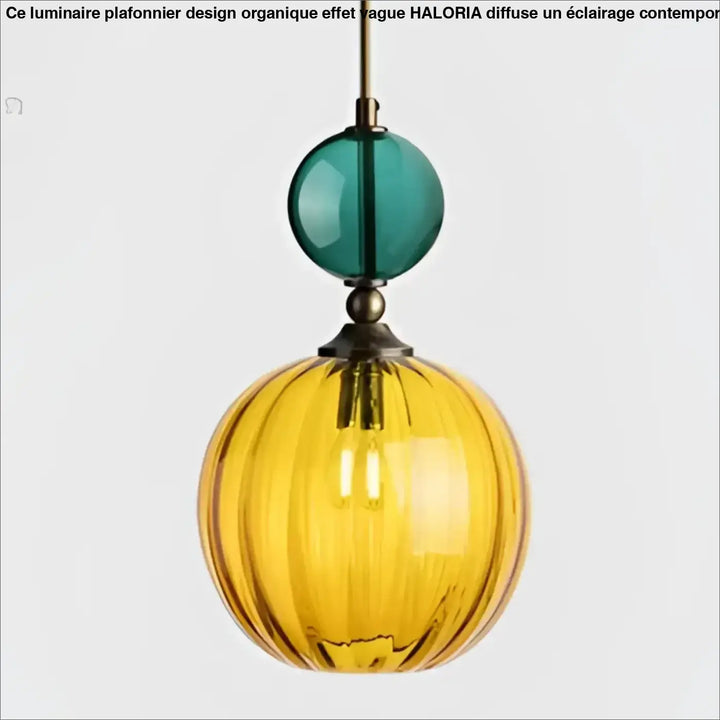 Suspension luminaire bolina avec globe en verre ambre vibrant à rainures verticales et accent sphérique teal en laiton