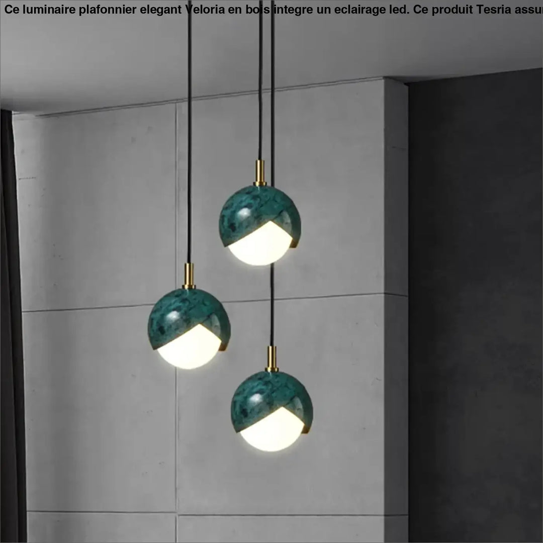 Luminaire plafonnier elegant avec trois suspensions sphériques en marbre teal et finition dorée veloria