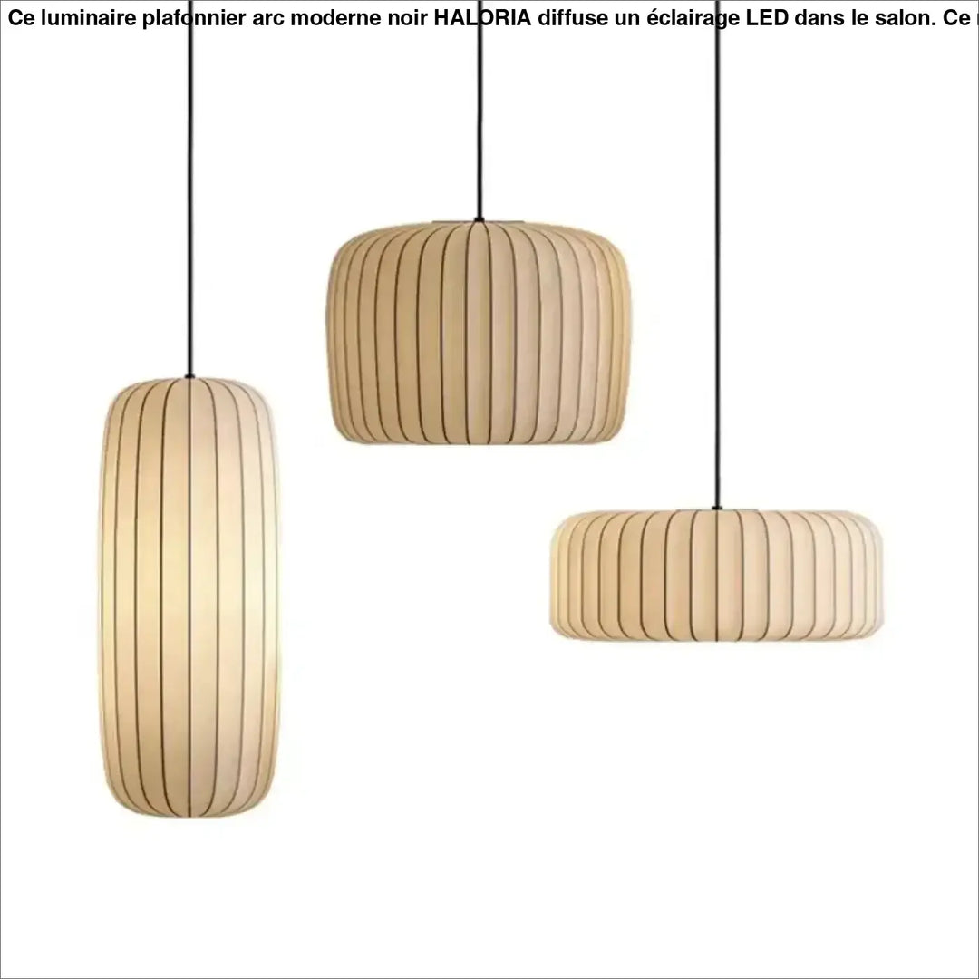 Luminaire plafonnier arc moderne noir avec trois suspensions minimalistes en bois beige pour salon