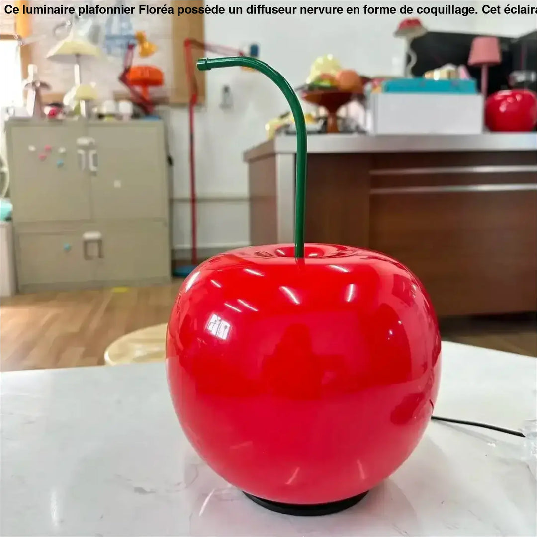 Lampe de table originale en forme de cerise rouge brillante avec tige verte et base noire modèle cherryA