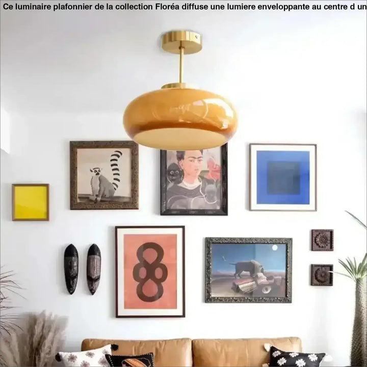 Suspension luminaire melora en verre teinté aux tons ambre avec une fixation en laiton poli