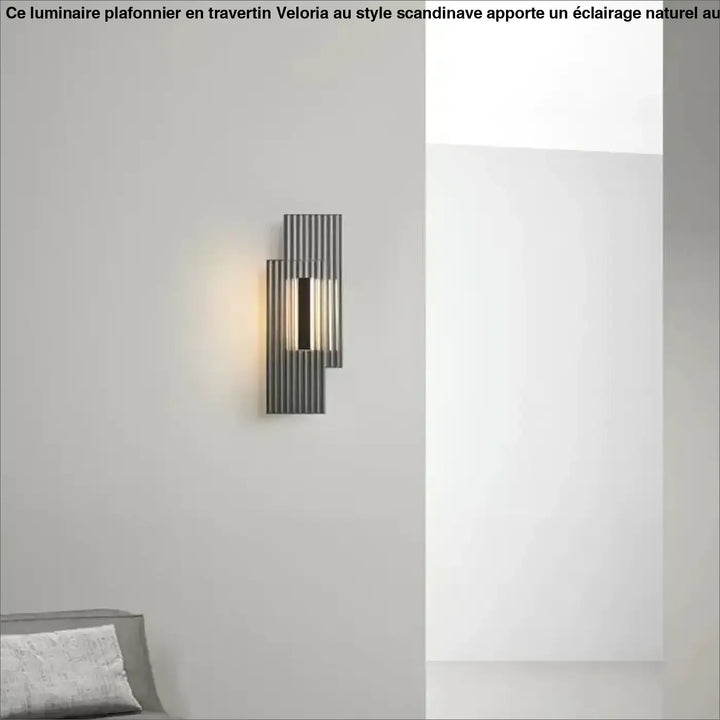Applique murale moderne avec finition striée en métal