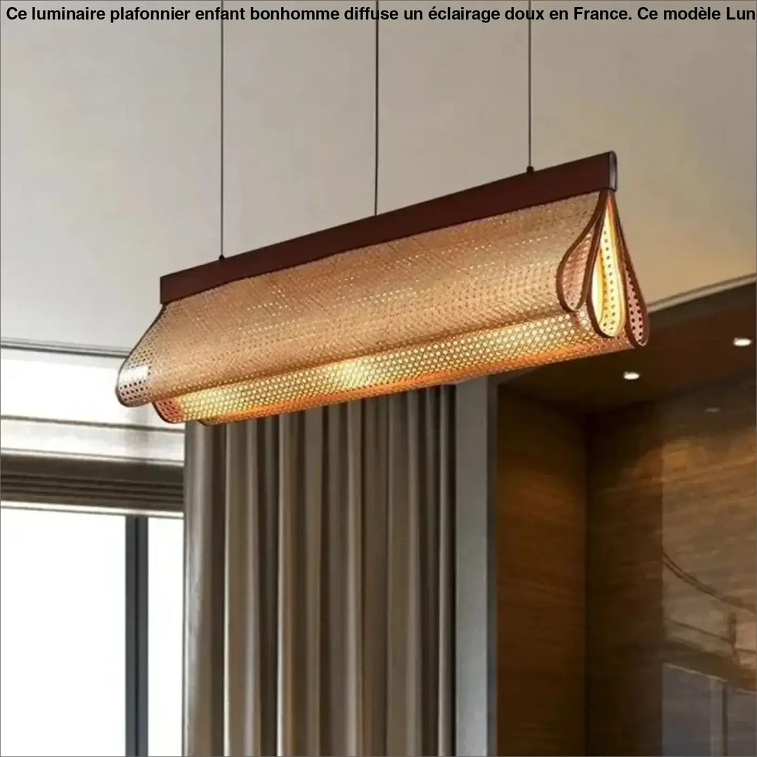 Plafonnier enfant bonhomme ludique en bois foncé avec abat-jour en bambou tissé aux tons chauds luminaria plafonnier enfant lunoria