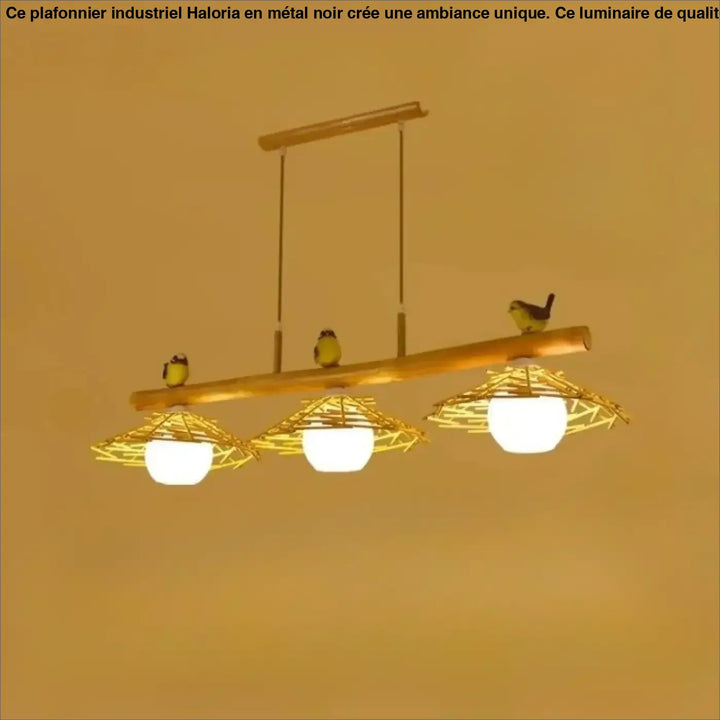 Suspension luminaire volantis en bambou naturel avec trois abat-jours en verre blanc chaud et oiseaux décoratifs en rotin