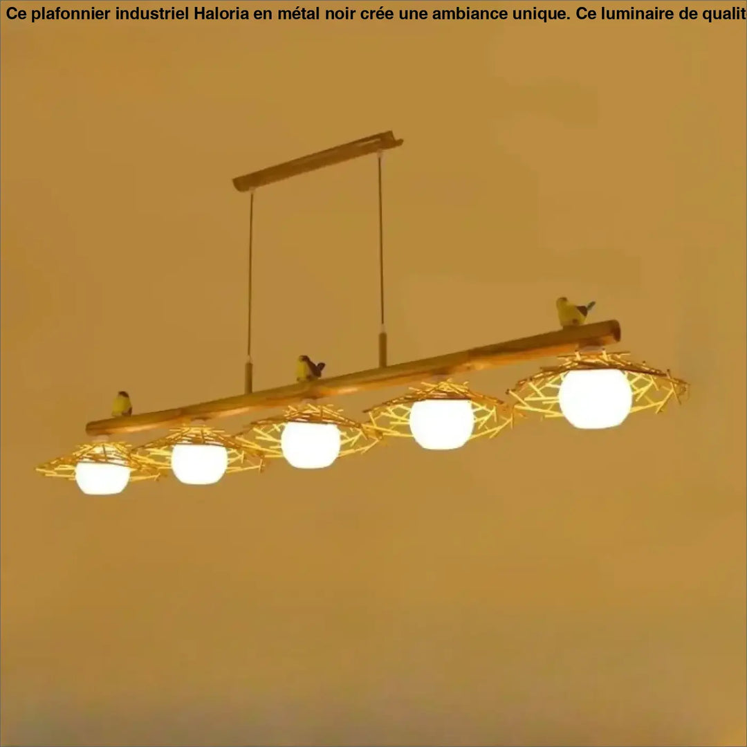Suspension luminaire volantis en bambou rustique avec quatre ampoules globes blanc chaud dans des nids tissés ornés d oiseaux jaunes