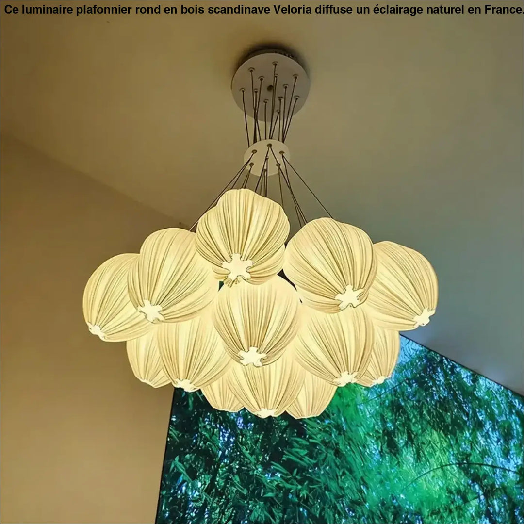 Luminaire plafonnier rond en bois scandinave veloria avec suspension en papier plissé couleur crème au design moderne