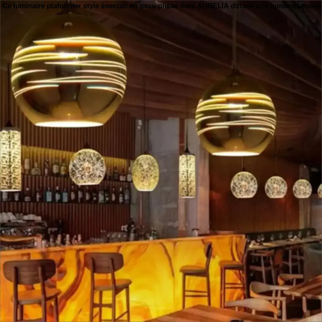 Suspension luminaire rizon en verre fumé avec reflets lumineux de bagues concentriques dorées suspendues au plafond