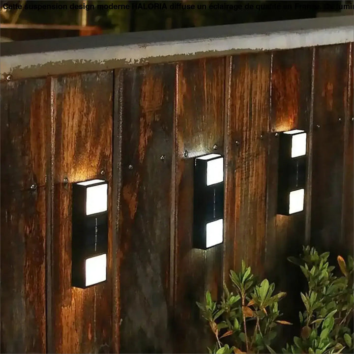 Luminaire suspension design moderne luminaire solaire noir avec deux panneaux lumineux monté sur une clôture en bois weathered
