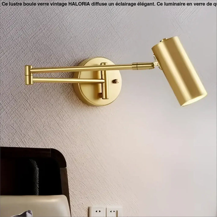 Lustre boule verre vintage suspension dorée avec tête cylindrique et bras articulé pour lecture murale ajustable