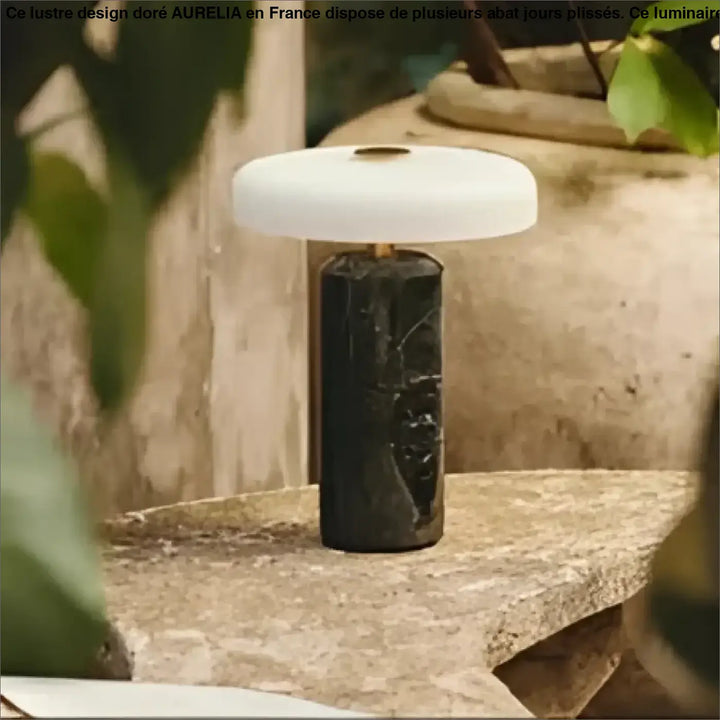 Lampe de chevet aurora avec effet marbre noir et abat-jour blanc circulaire lisse plus qu un luminaire élégant