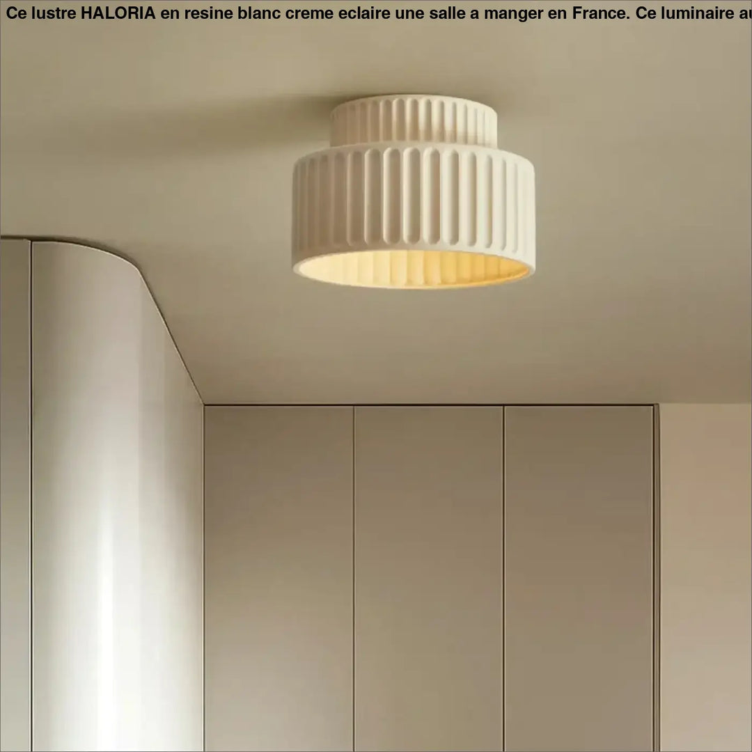 Suspension luminaire crebia crème en matériau côtelé émettant une lumière chaude et douce au plafond