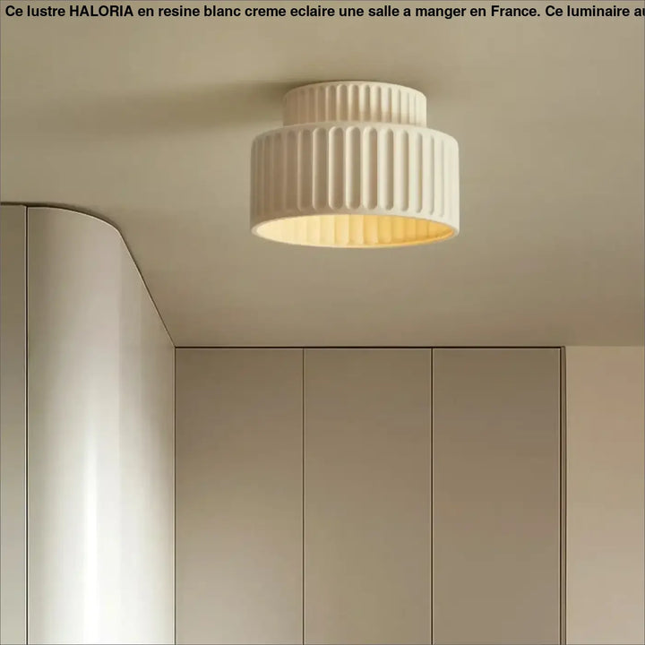 Suspension luminaire crebia crème en matériau côtelé émettant une lumière chaude et douce au plafond