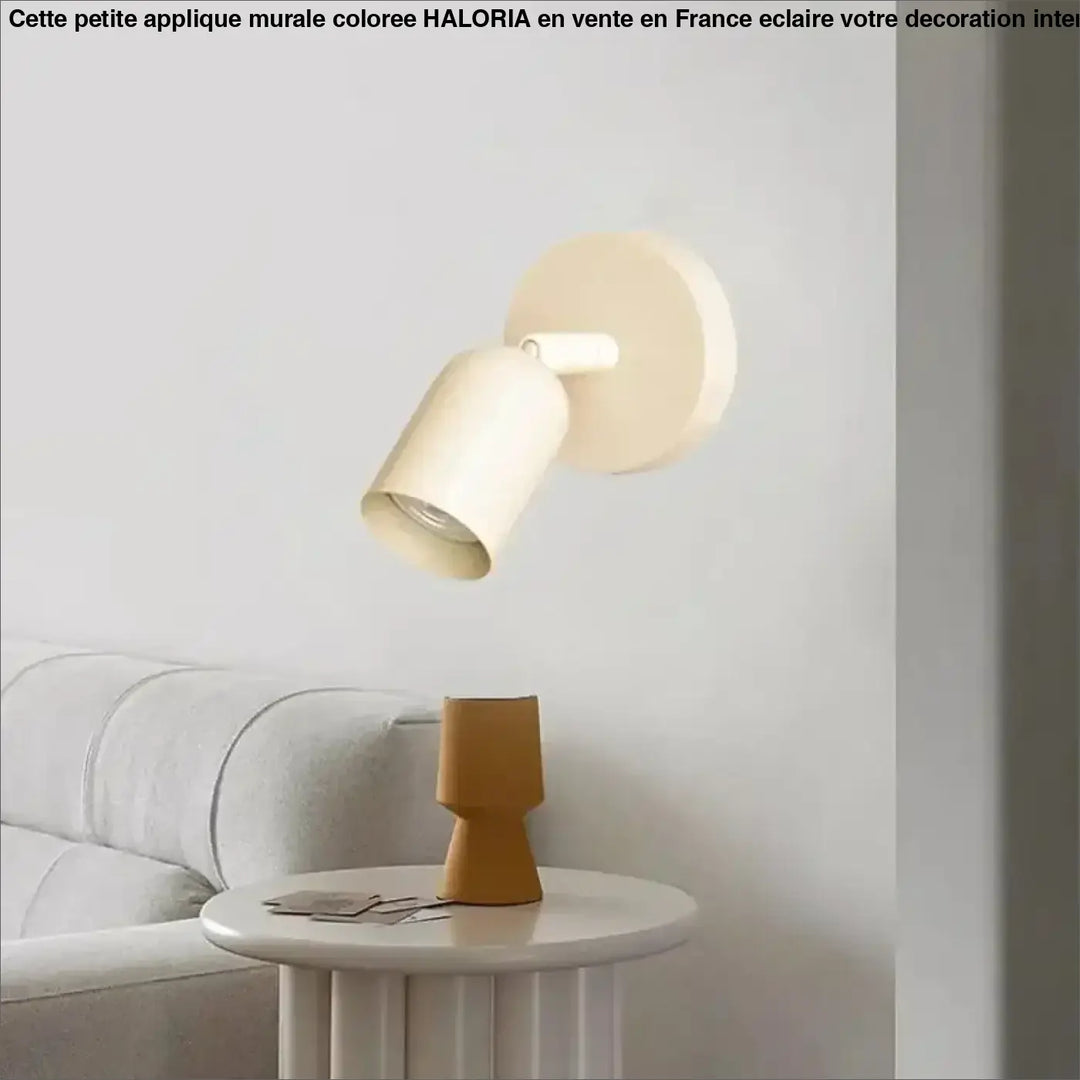 Petite applique murale coloree cream avec design moderne et spot ajustable, idéale pour un éclairage mural décoratif