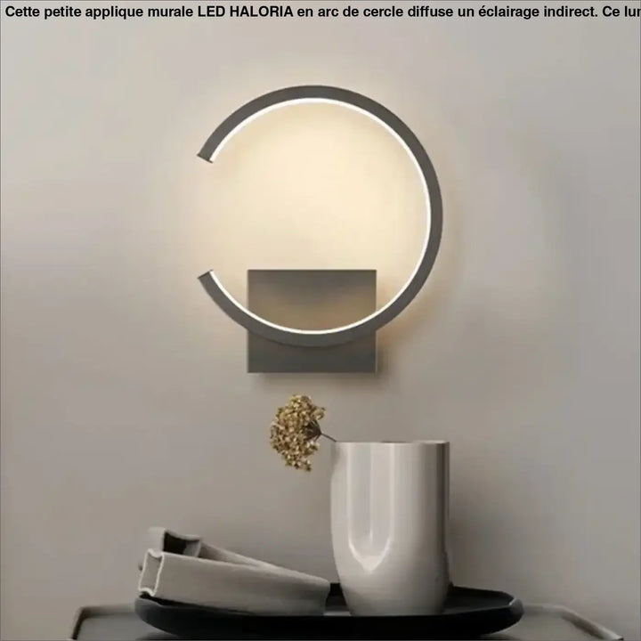 Petite applique murale led en arc de cercle haloria avec cadre mat gris et éclairage d ambiance chaleureux
