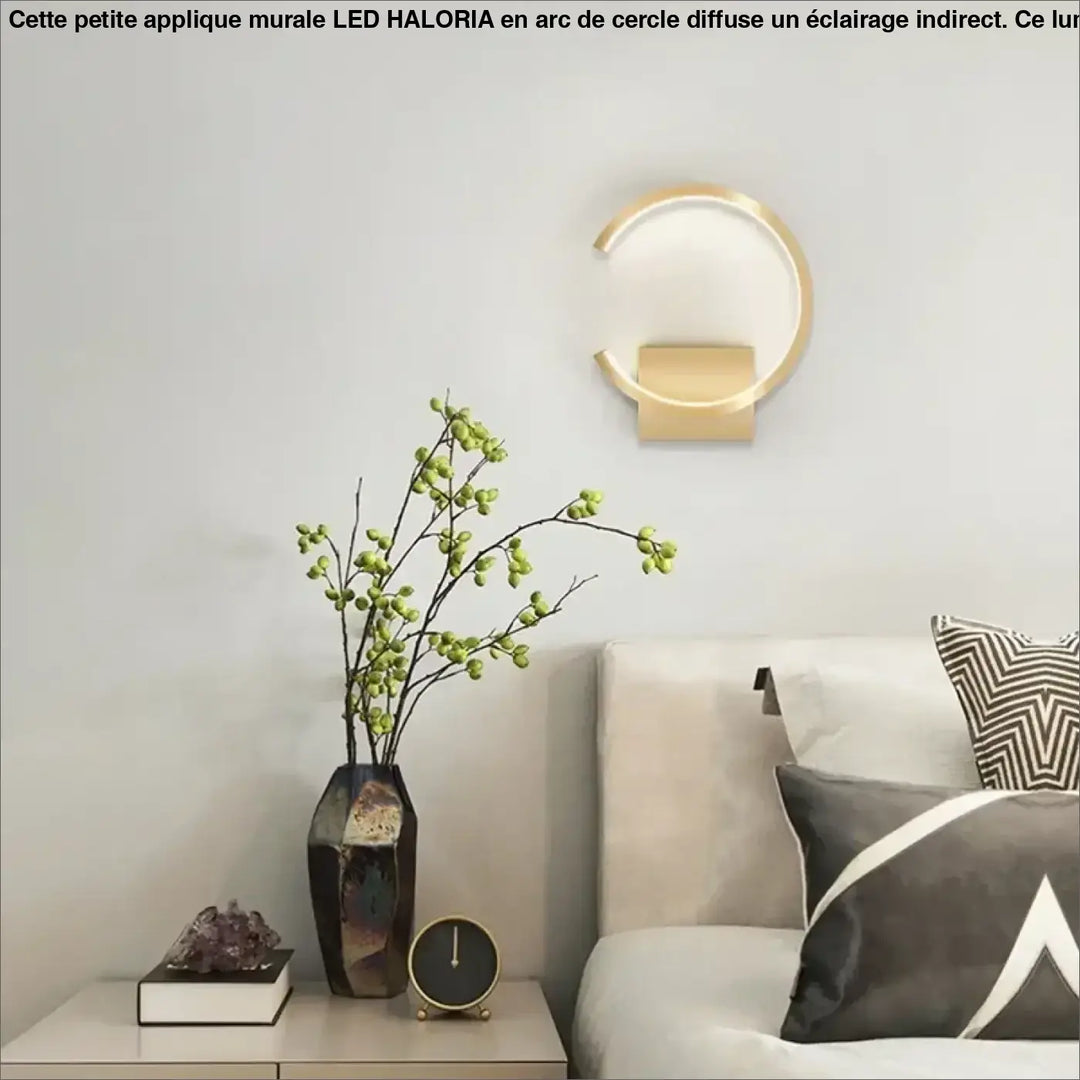 Petite applique murale led en arc de cercle ton or avec design moderne et épuré pour éclairage mural contemporain