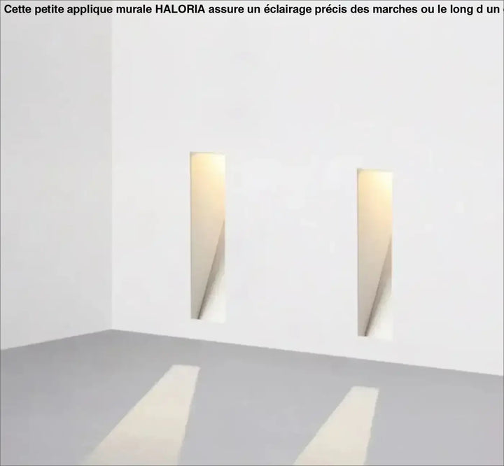 Petite applique murale haloria avec deux luminaires verticaux rectangulaires à lumière chaude intégrés dans des murs blancs
