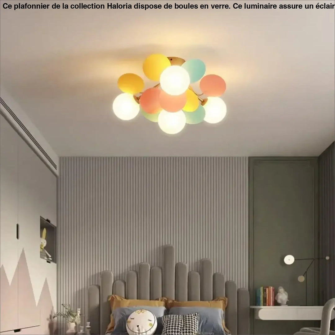 Plafonnier avec boules pastel émettant un éclairage plus chaleureux pour une ambiance cosy au centre d’une pièce