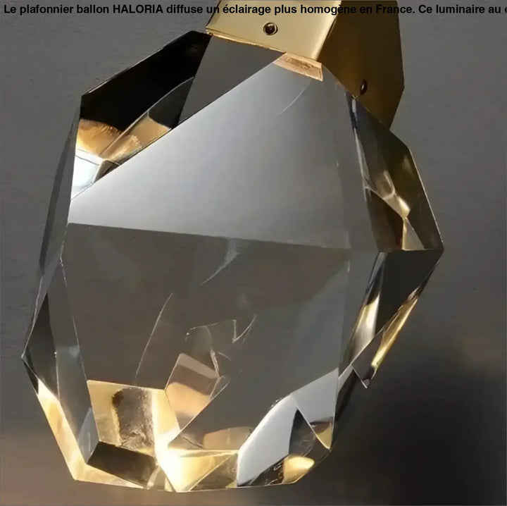 Plafonnier ballon avec pendentif en cristal facetté et capuchon métal doré pour un éclairage plus élégant au centre d’une pièce