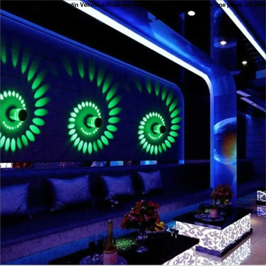 Plafonnier bambou rotin veloria avec luminaires led verts circulaires émettant des faisceaux concentriques vibrants