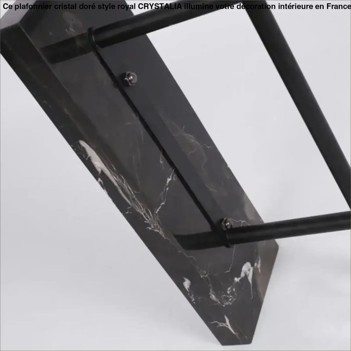 Lampadaire noir au design minimaliste pour intérieur élégant