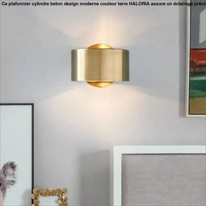 Applique murale ronde dorée au design minimaliste pour intérieur