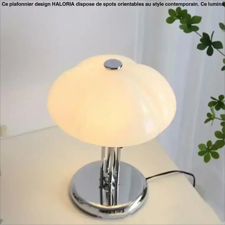 Lampe de chevet avec abat-jour crème en forme de design champignon et base chrome pour une lumière apaisante