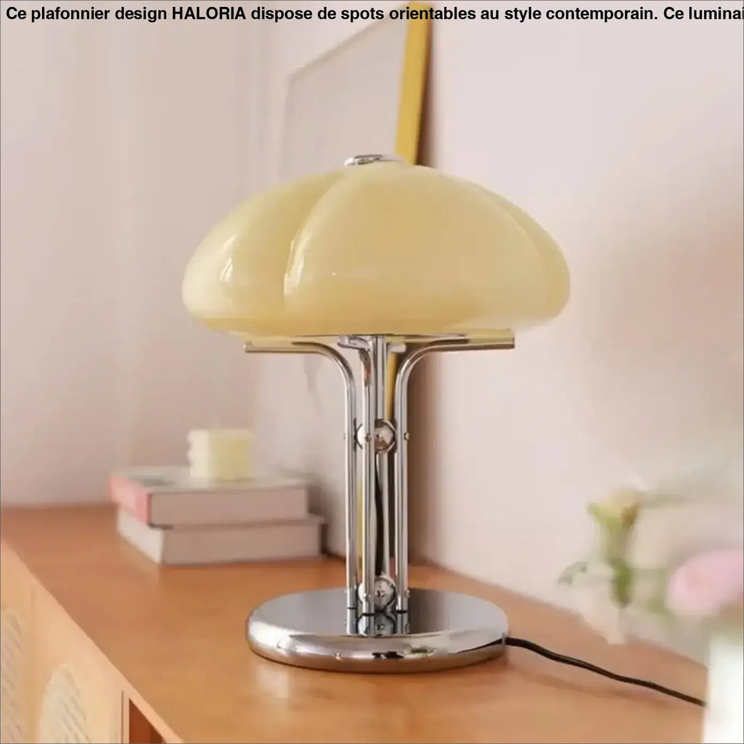 Lampe de chevet avec design champignon en abat-jour translucide crème sur base métal chrome pour une lumière apaisante
