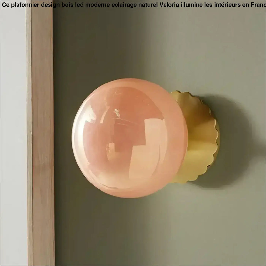 Applique murale élégant en verre rose et base dorée moderne